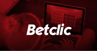 Pessoa a utilizar um portátil com o site de apostas da Betclic no ecrã, vista de cima